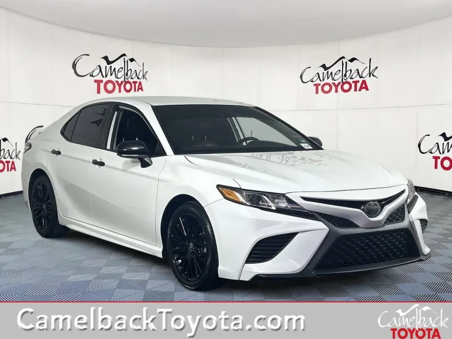 2020 Toyota Camry SE photo 1