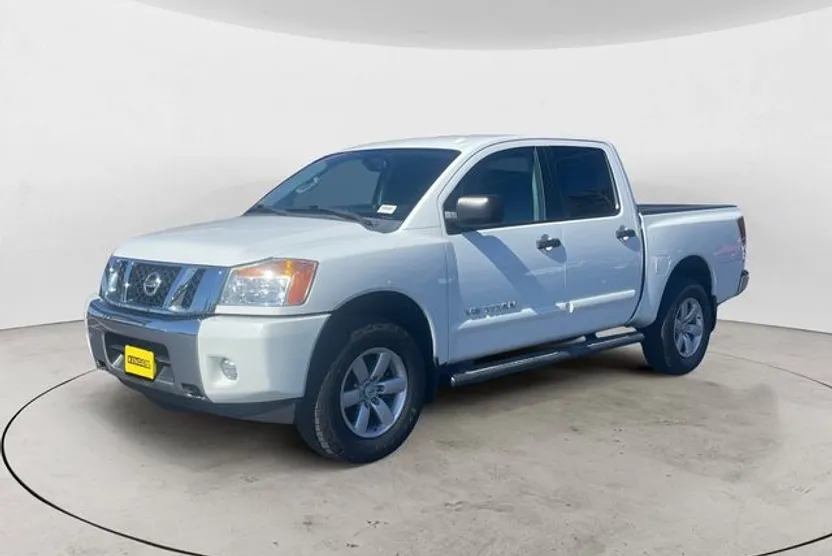 2014 Nissan Titan SV photo 1