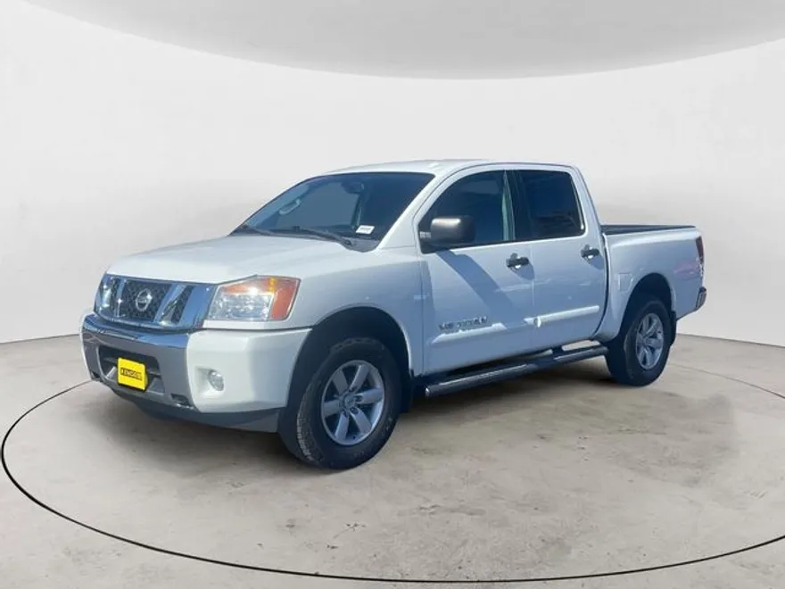 2014 Nissan Titan SV photo 1