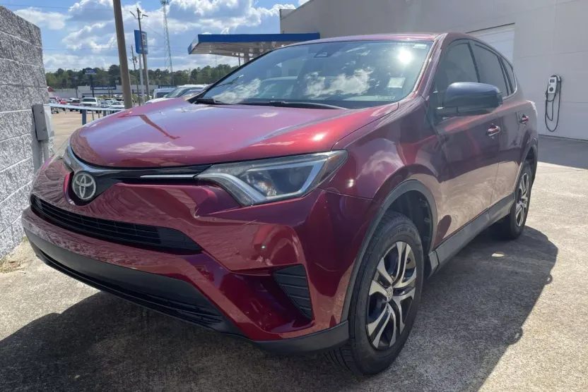 2018 Toyota RAV4 LE photo 1