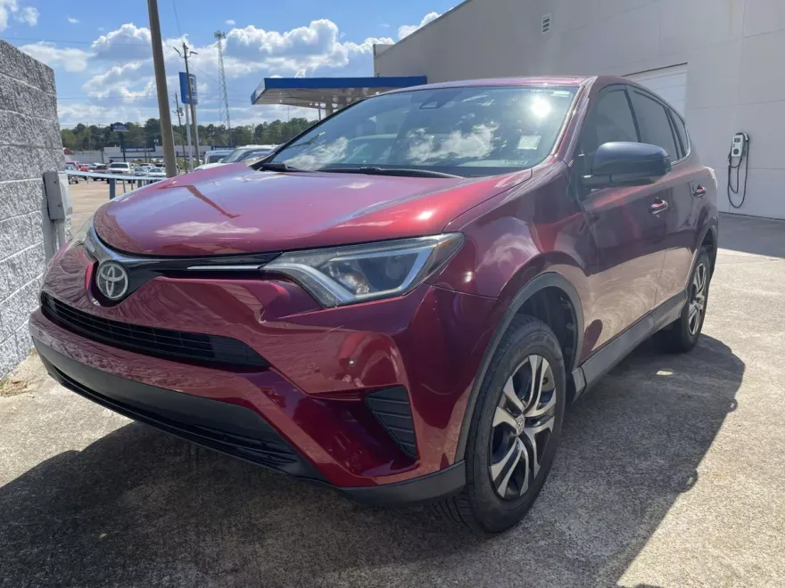 2018 Toyota RAV4 LE photo 1