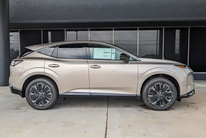 2025 Nissan Murano Platinum photo 1