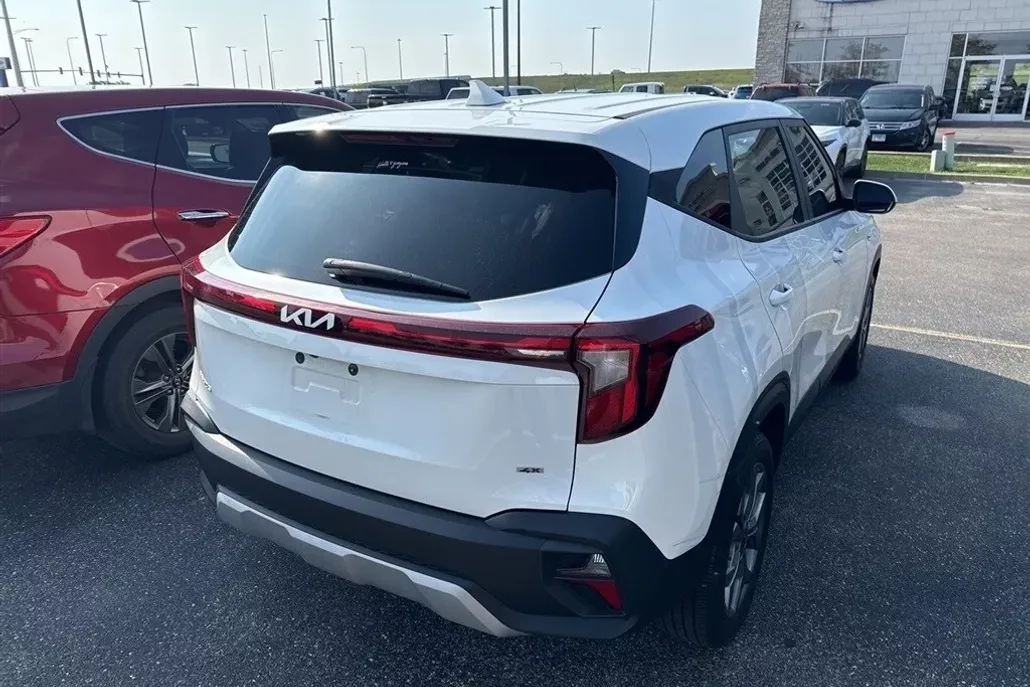 2024 Kia Seltos LX photo 1
