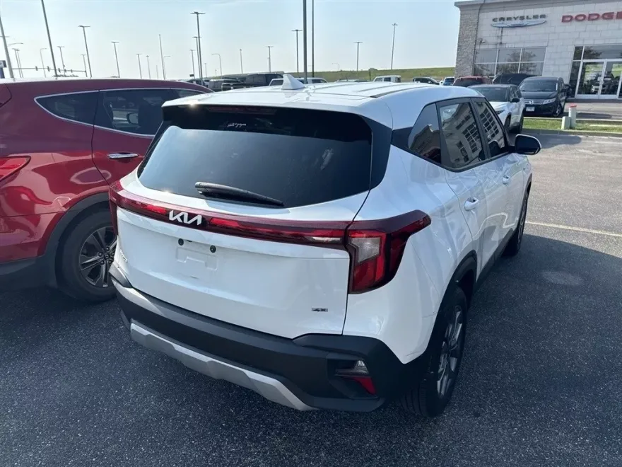 2024 Kia Seltos LX photo 1