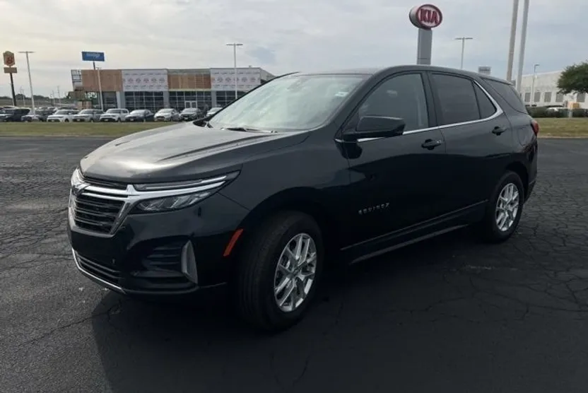 2023 Chevrolet Equinox LT photo 1