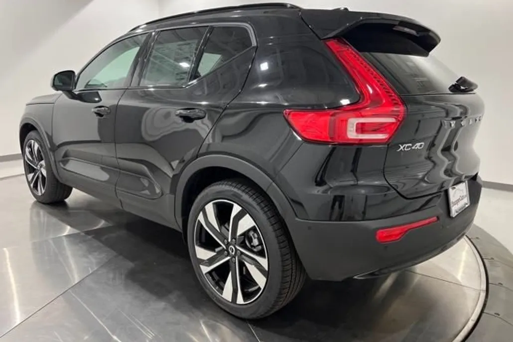2025 Volvo XC40 Plus photo 1
