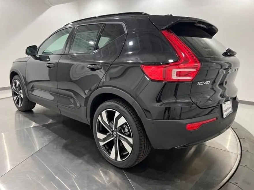 2025 Volvo XC40 Plus photo 1