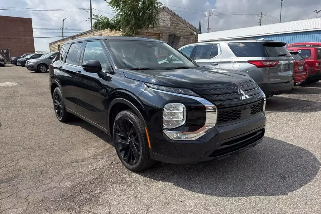 2023 Mitsubishi Outlander SEL photo 1