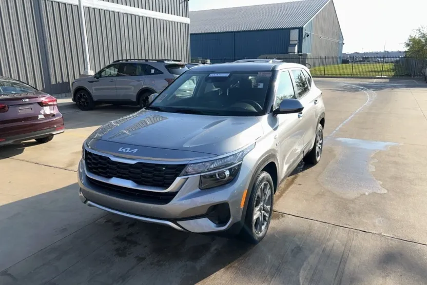 2023 Kia Seltos LX photo 1