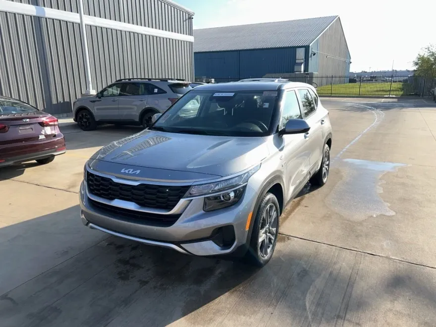 2023 Kia Seltos LX photo 1