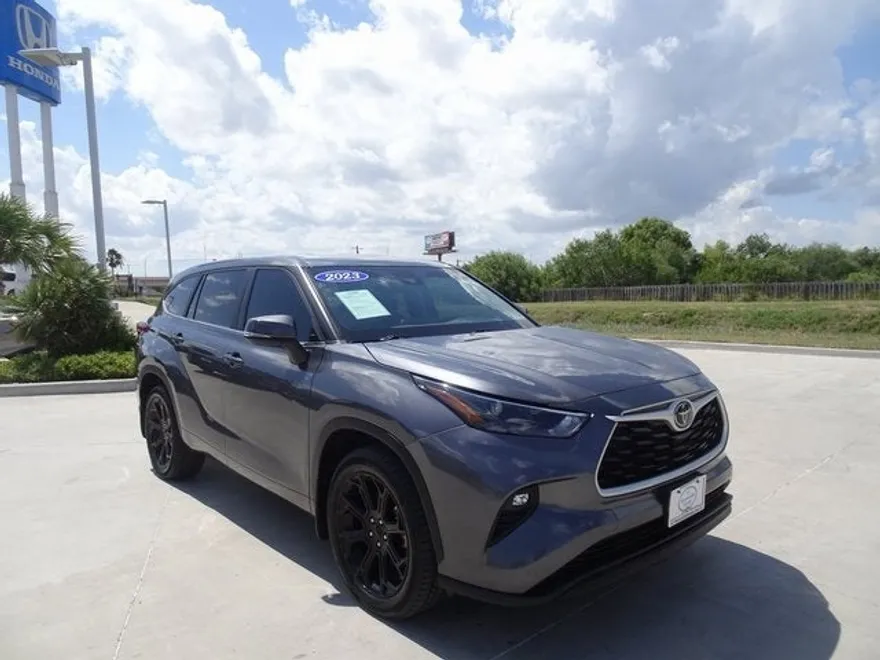 2023 Toyota Highlander L photo 1