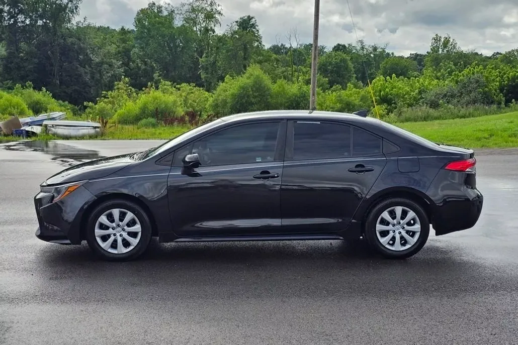 2021 Toyota Corolla LE photo 1