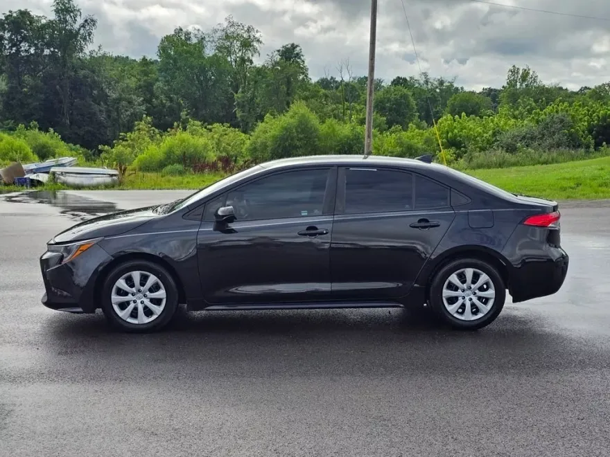 2021 Toyota Corolla LE photo 1