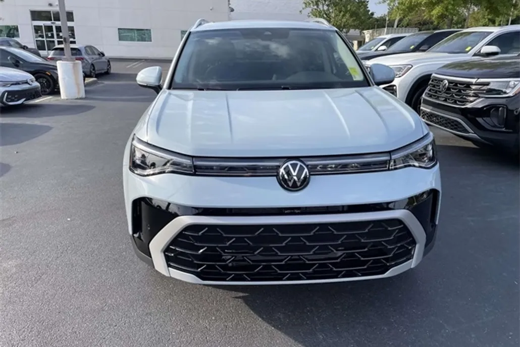 2025 Volkswagen Taos SEL photo 1
