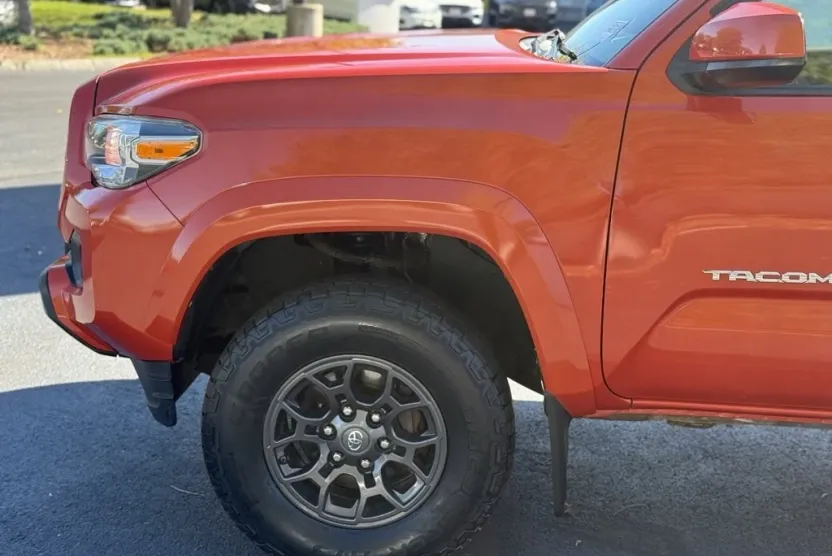 2017 Toyota Tacoma SR5 photo 1