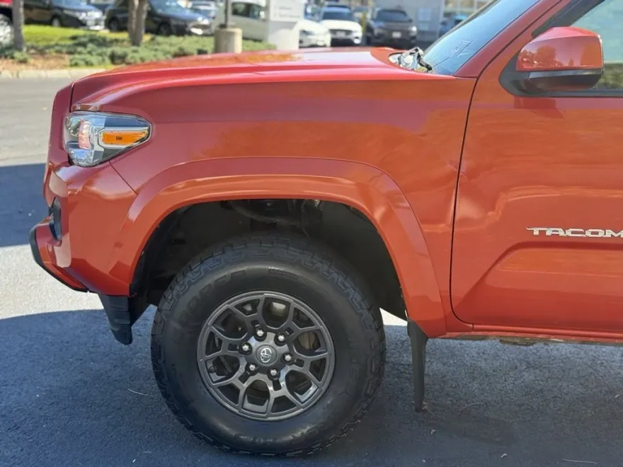 2017 Toyota Tacoma SR5 photo 1