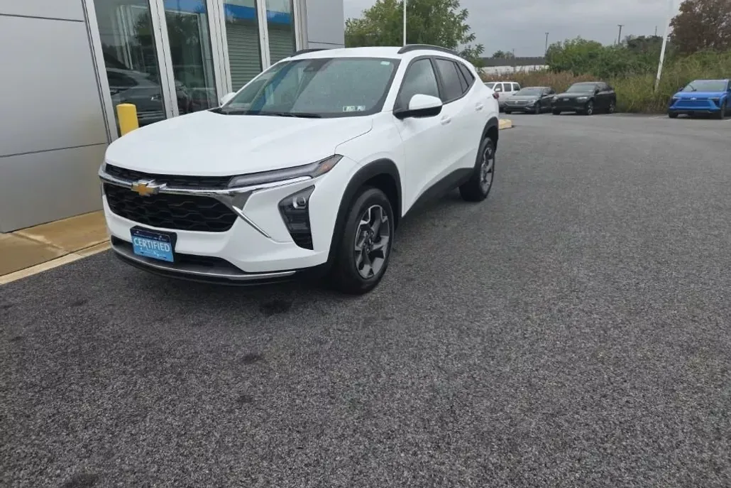 2024 Chevrolet Trax LT photo 1