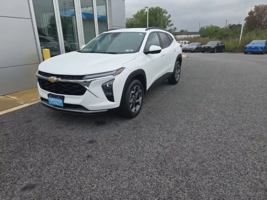 2024 Chevrolet Trax LT photo 1
