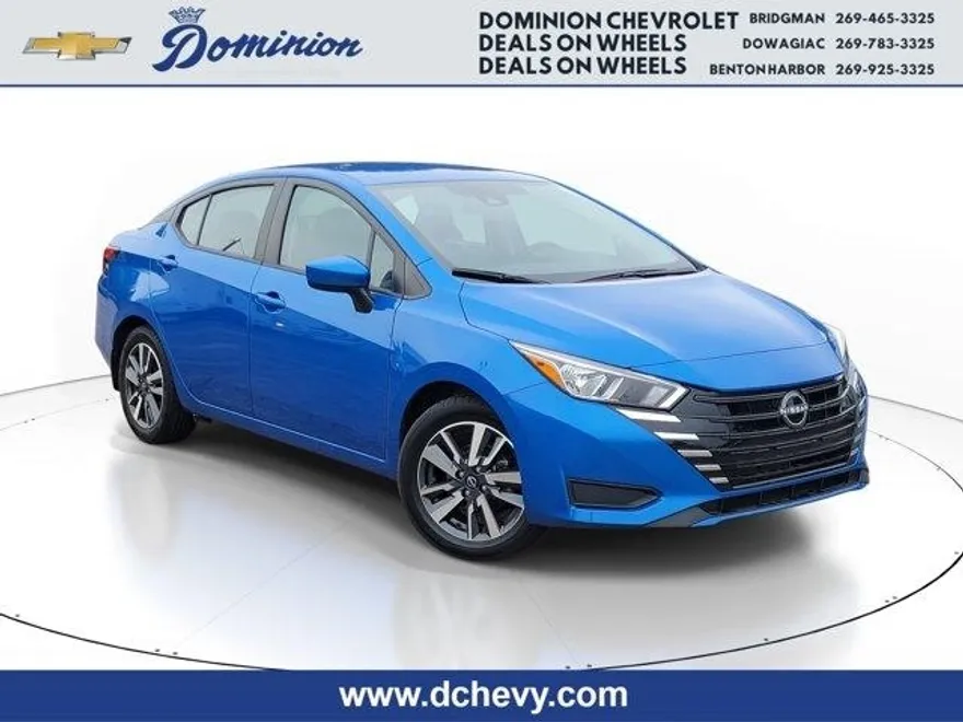 2023 Nissan Versa SV photo 1