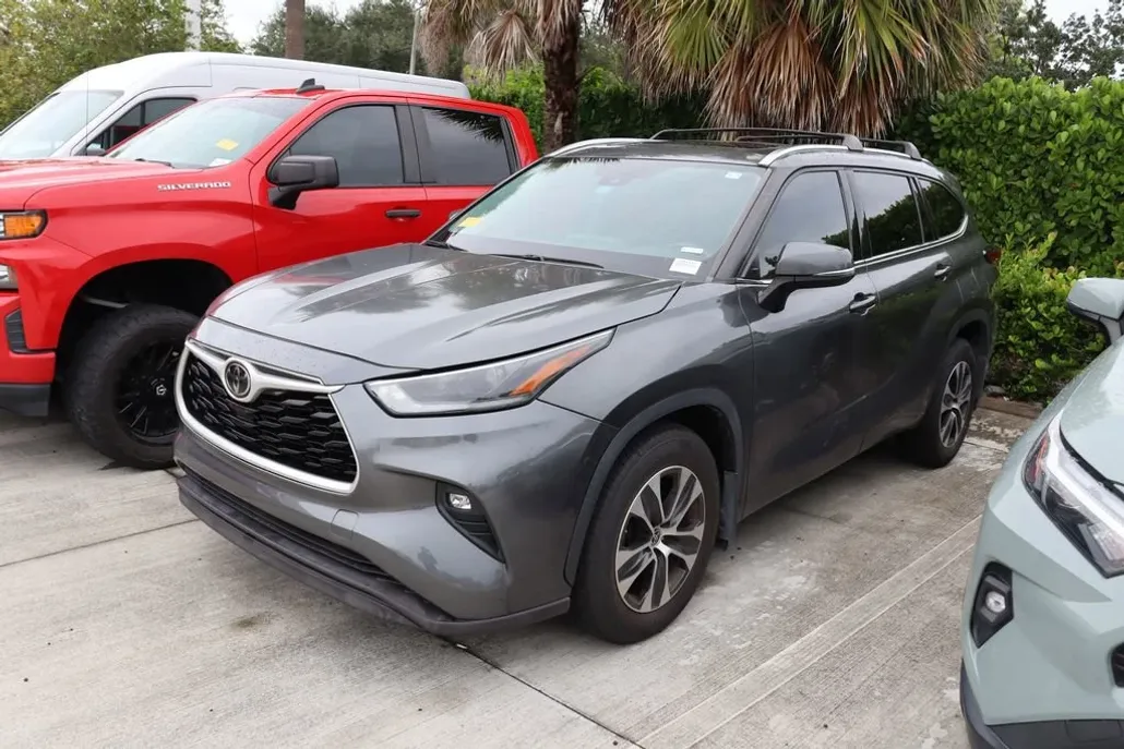 2021 Toyota Highlander XLE photo 1