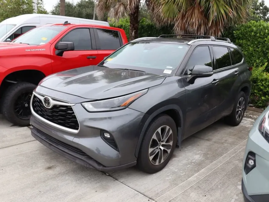 2021 Toyota Highlander XLE photo 1