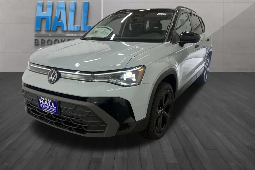 2025 Volkswagen Taos SE photo 1