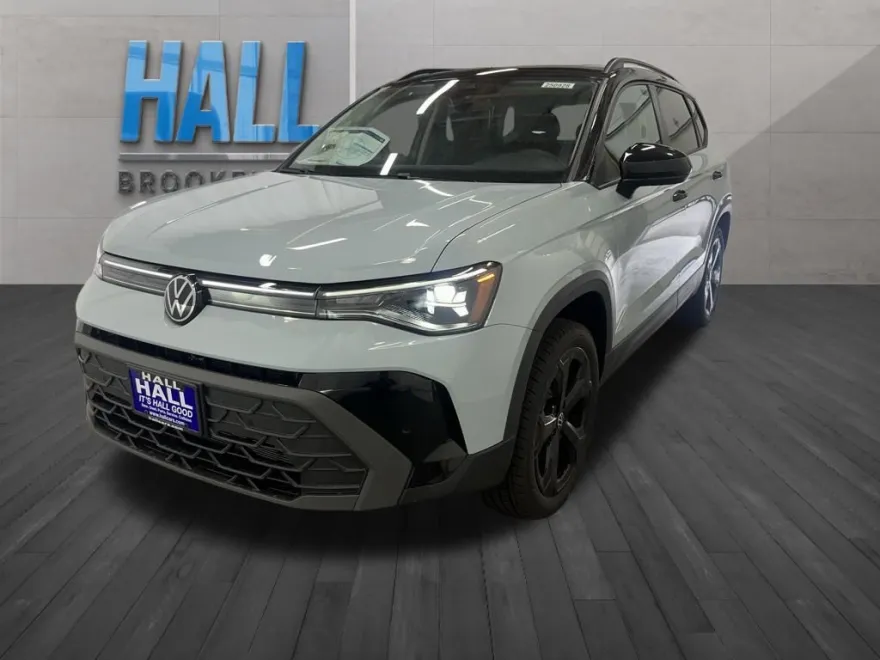 2025 Volkswagen Taos SE photo 1