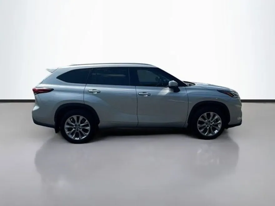 2023 Toyota Highlander Limited photo 1