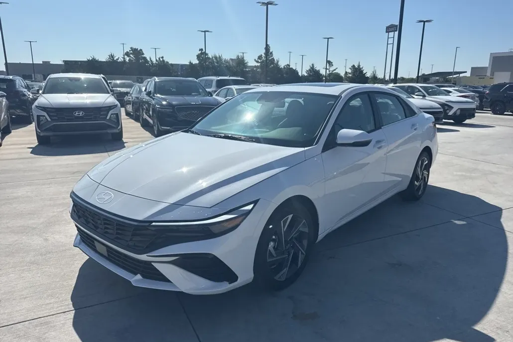 2025 Hyundai Elantra Limited photo 1