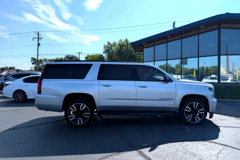 2020 Chevrolet Suburban LT photo 1
