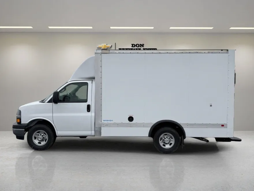 2024 Chevrolet Express Cutaway 3500 photo 2
