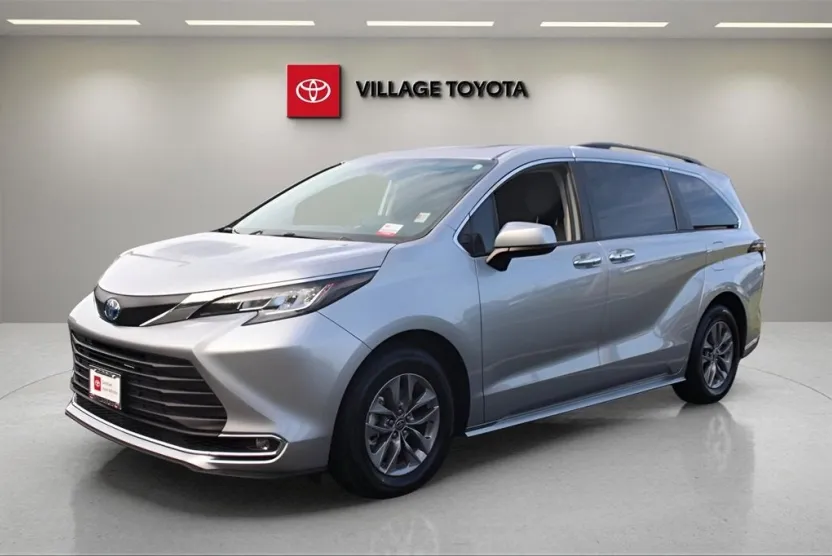2023 Toyota Sienna XLE photo 1