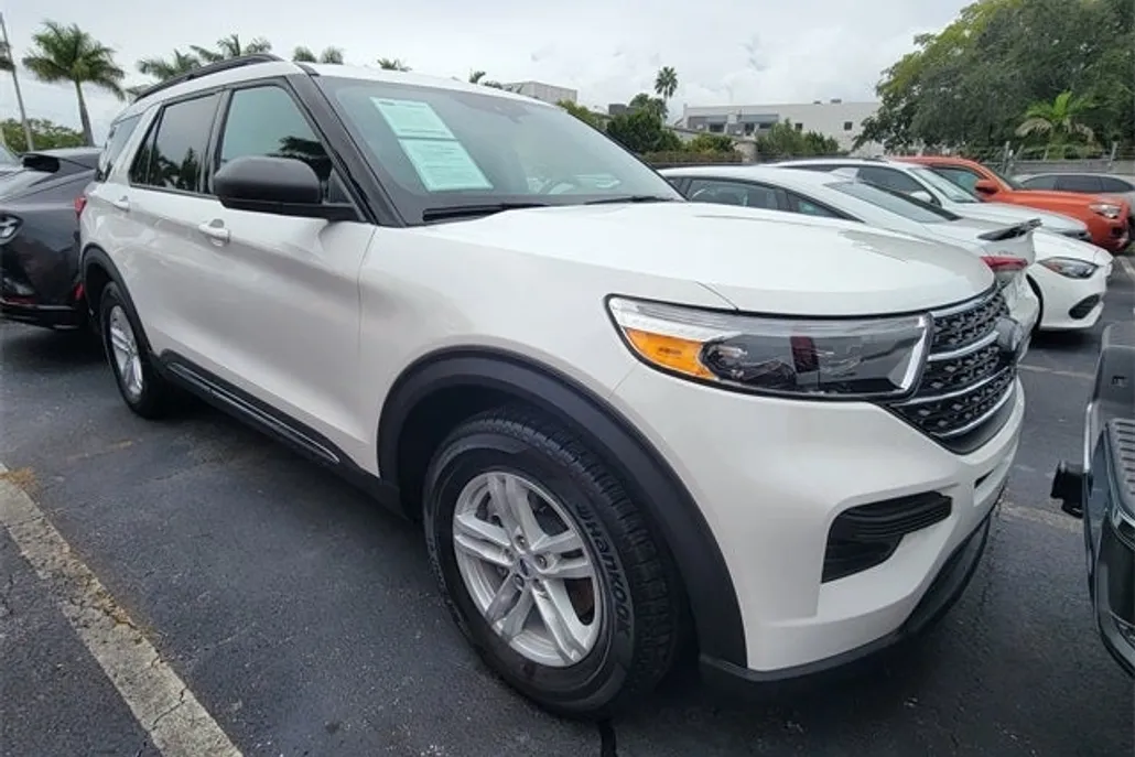 2023 Ford Explorer XLT photo 1
