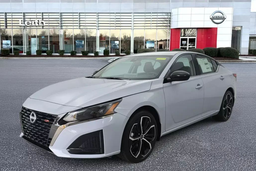 2025 Nissan Altima SR photo 1