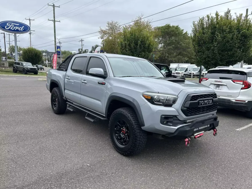 2017 Toyota Tacoma Pro photo 1