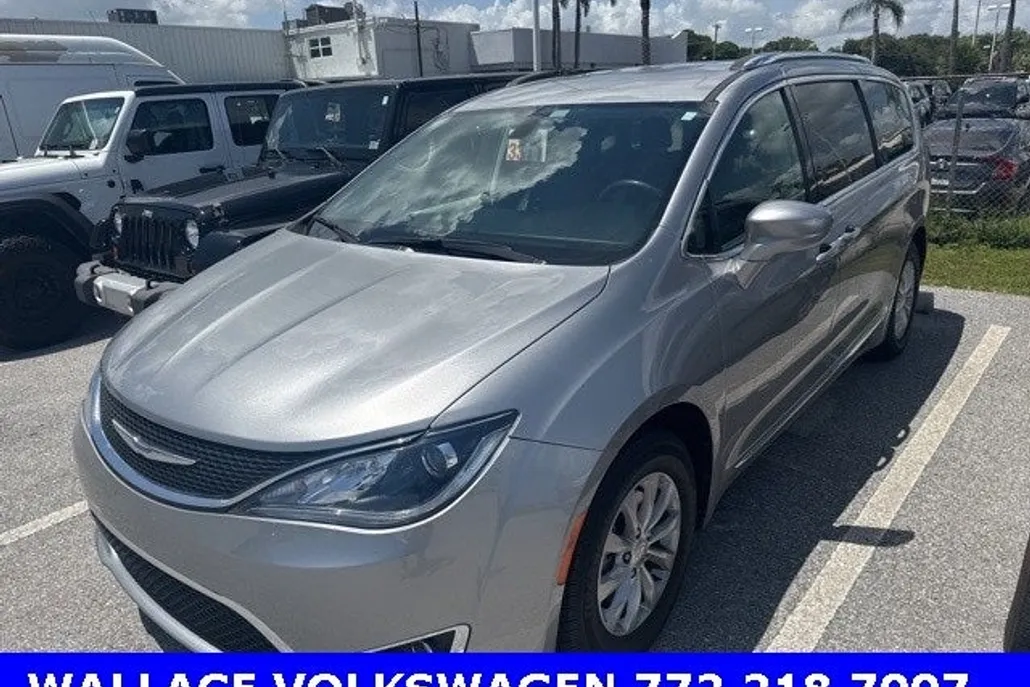 2018 Chrysler Pacifica Touring L photo 1