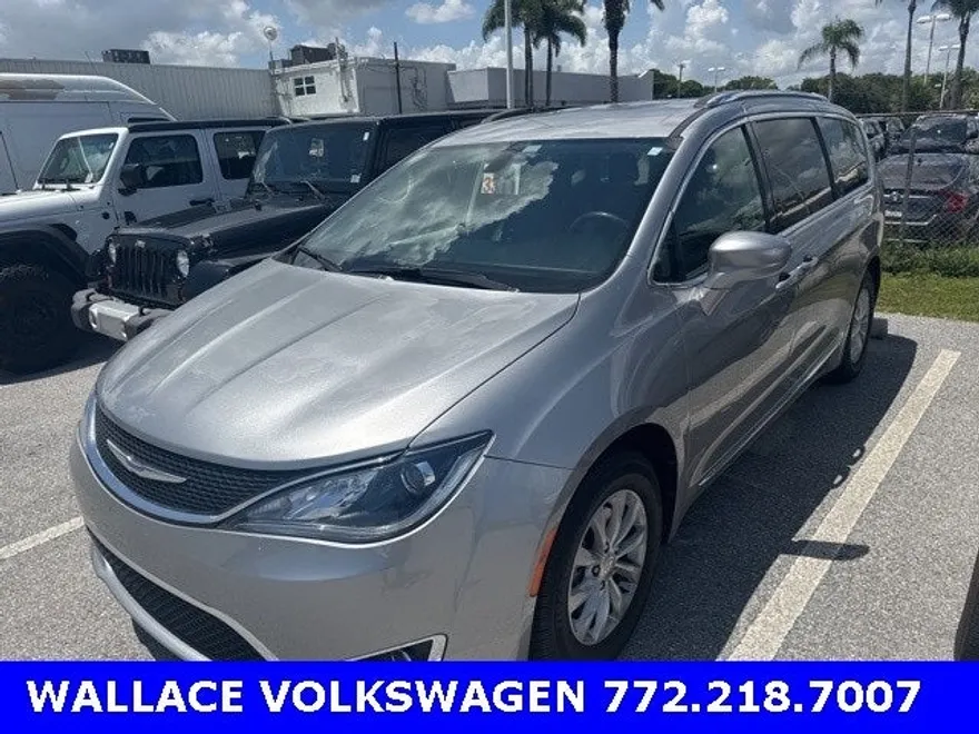 2018 Chrysler Pacifica Touring L photo 1