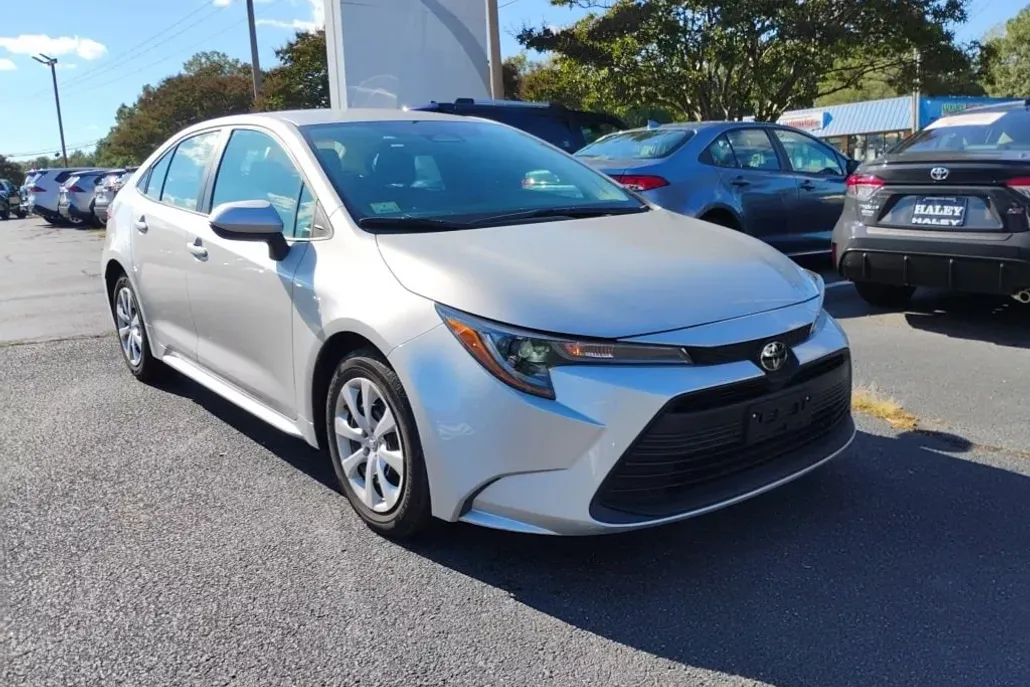 2024 Toyota Corolla LE photo 1