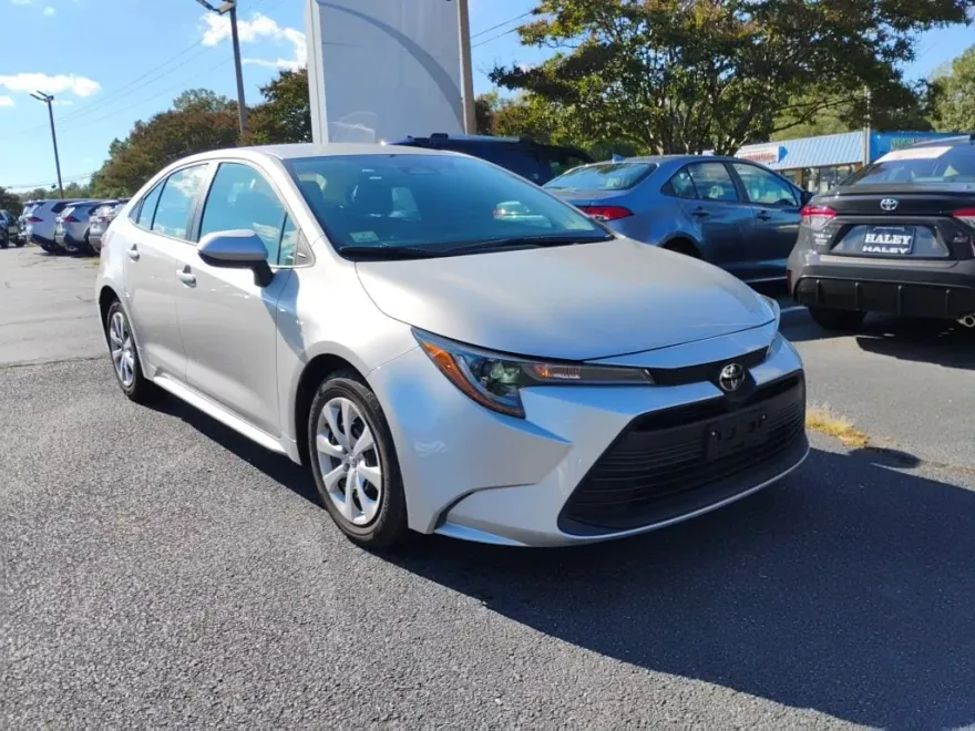 2024 Toyota Corolla LE photo 1