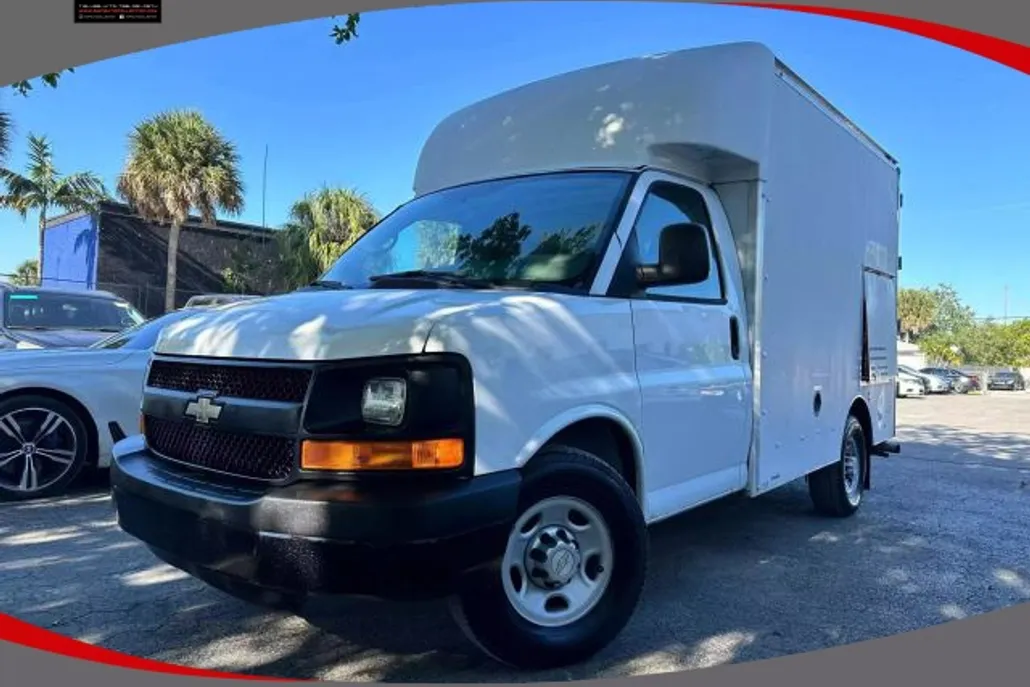 2014 Chevrolet Express Cutaway Van photo 1