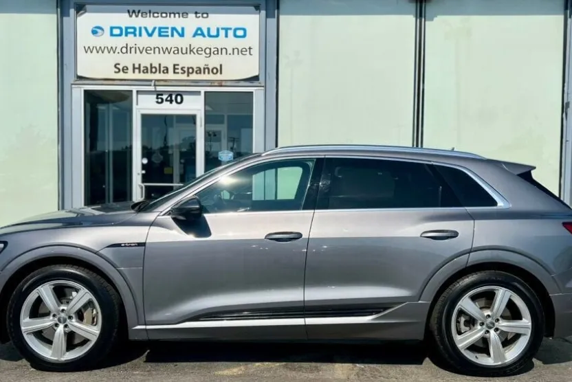 2019 Audi e-tron Prestige photo 1