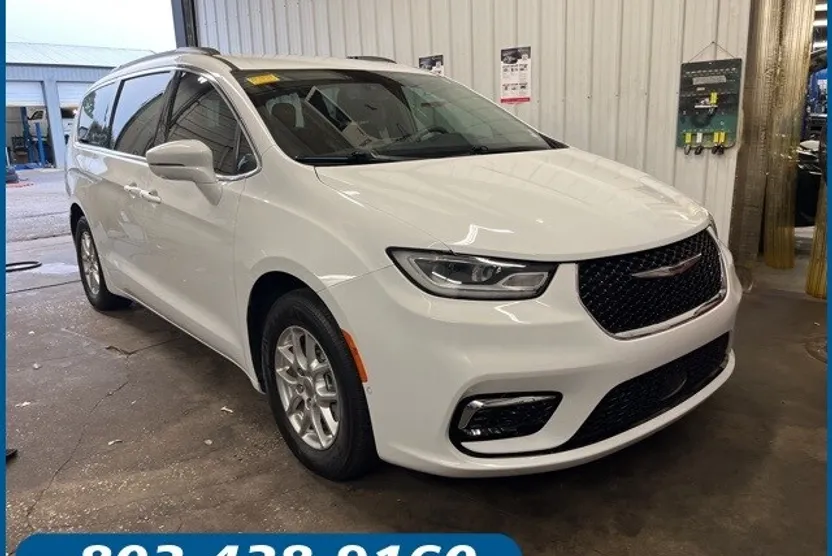 2022 Chrysler Pacifica Touring L photo 1