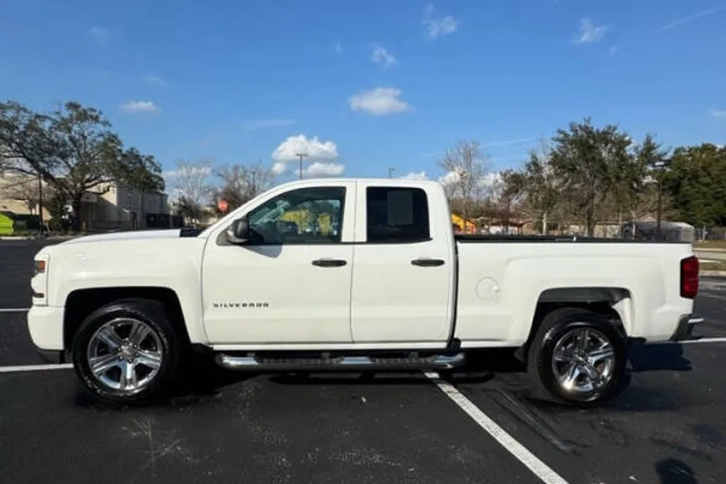2019 Chevrolet Silverado 1500 Custom photo 1