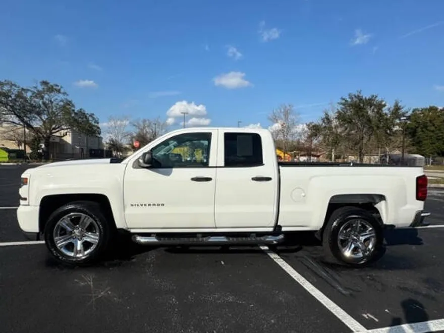 2019 Chevrolet Silverado 1500 Custom photo 1