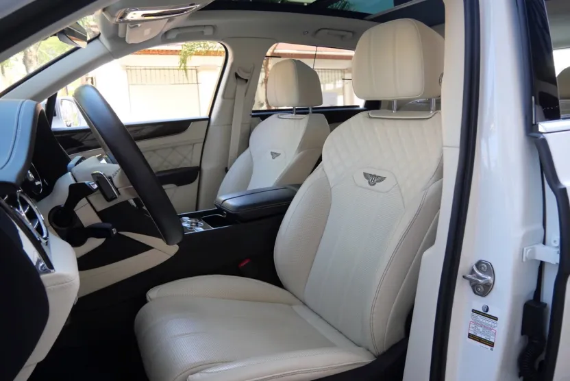2022 Bentley Bentayga V8 photo 1