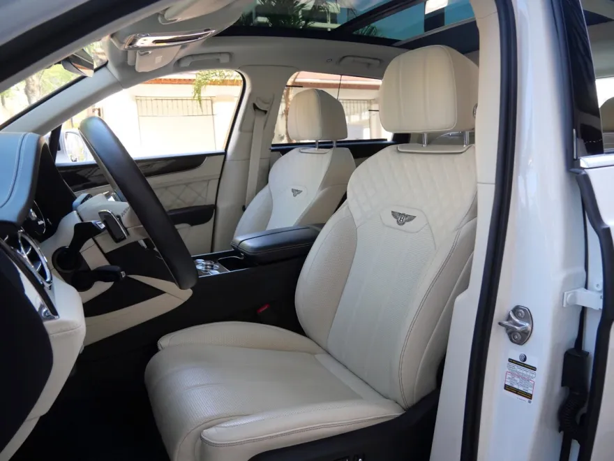 2022 Bentley Bentayga V8 photo 1