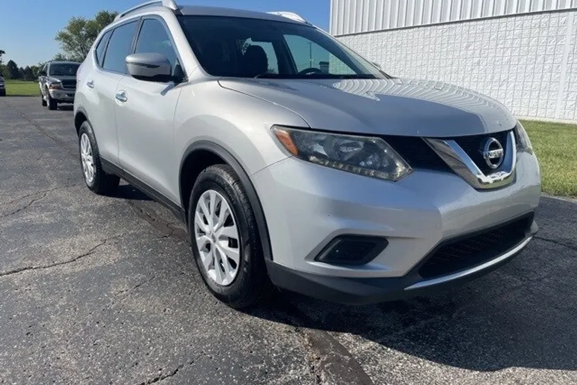 2016 Nissan Rogue SV photo 1