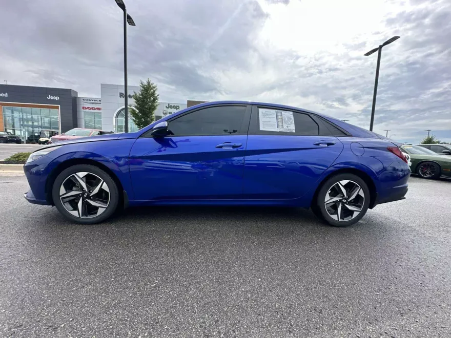 2023 Hyundai Elantra SEL photo 1