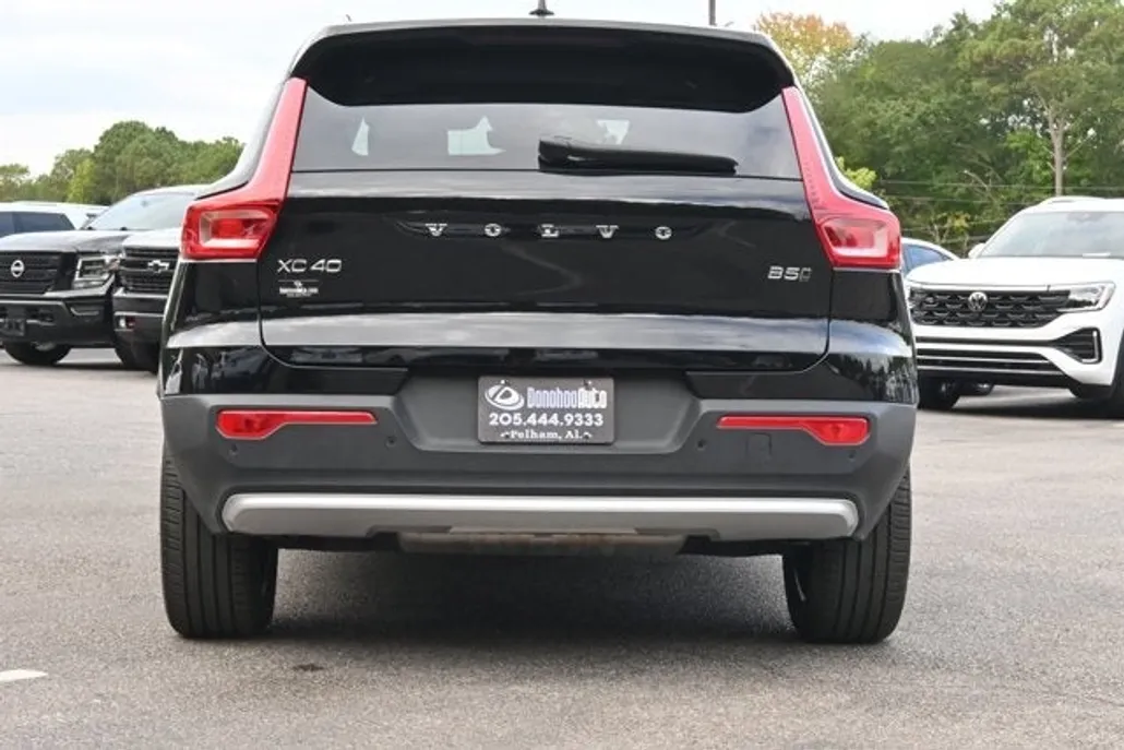 2025 Volvo XC40 Core photo 1