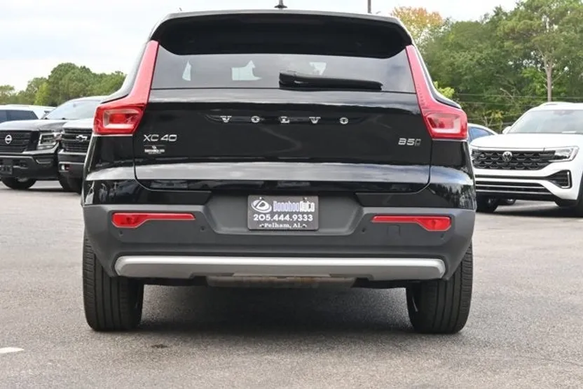 2025 Volvo XC40 Core photo 1